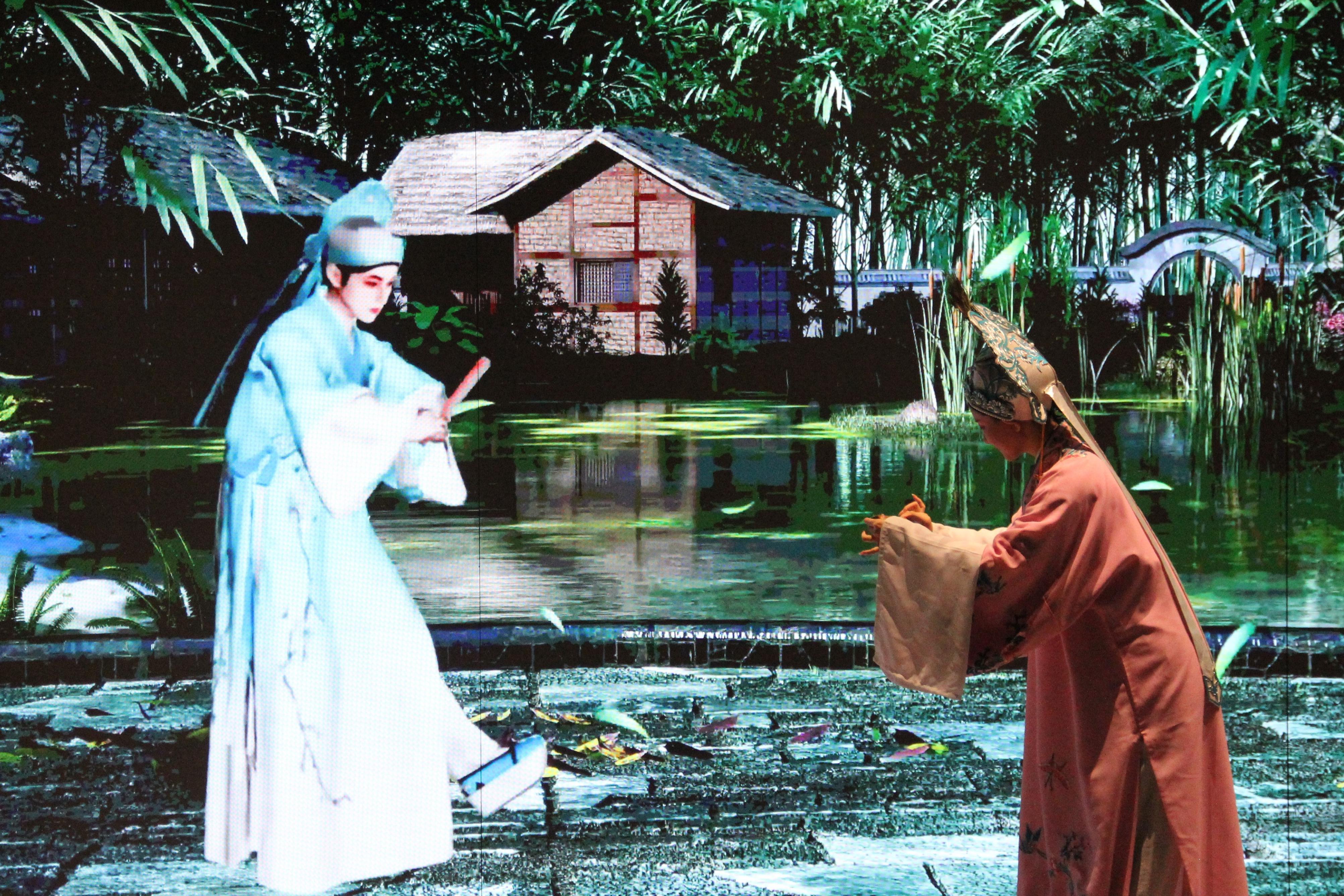 真人演員與虛擬人演員在“元啟金陵”南京數(shù)字文化客廳出演《梁山伯與祝英臺(tái)》經(jīng)典選段。受訪者供圖