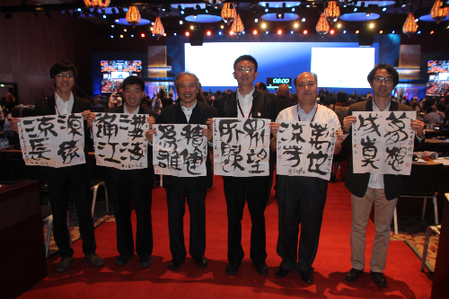 顧風(fēng)（左三）在會(huì)場合照留念。受訪者供圖