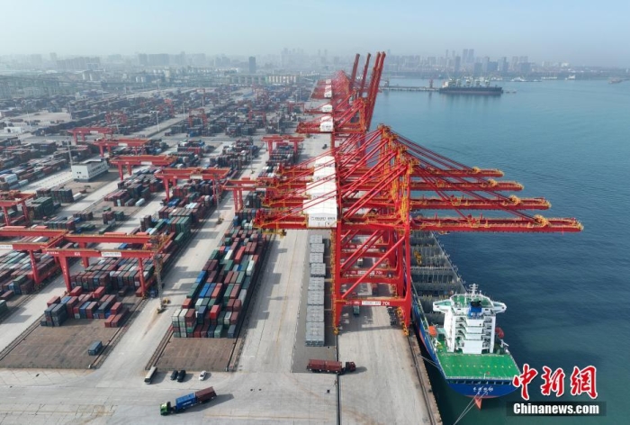 資料圖：山東日照港全自動(dòng)化集裝箱碼頭作業(yè)現(xiàn)場。(無人機(jī)圖片)<a target='_blank' href='/'><p  align=