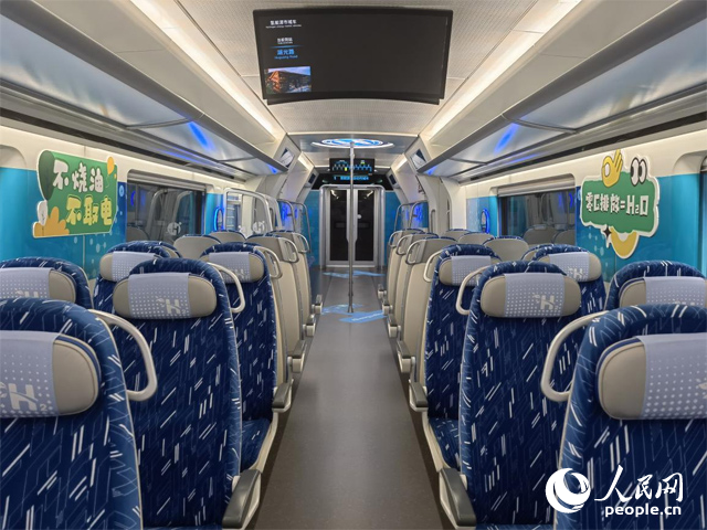 我國首列氫能源市域列車由位于吉林省的中車長客股份有限公司自主研制，該列車不燒油，不取電，可實(shí)現(xiàn)零碳排放。人民網(wǎng)記者 馬俊華攝