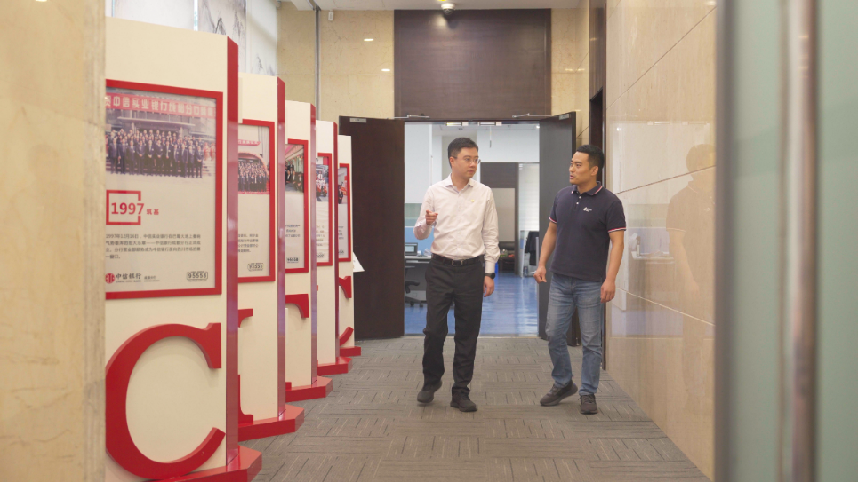 中信銀行成都分行行長(zhǎng)助理李一（左）接受采訪。人民網(wǎng)記者 王紹紹攝