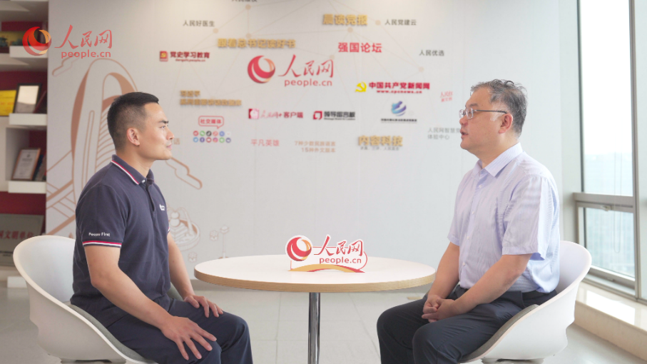 中共中央黨校（國(guó)家行政學(xué)院）國(guó)家治理教研部副主任李江濤（右）接受采訪。人民網(wǎng)記者 王紹紹攝