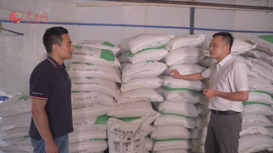 文圣農(nóng)業(yè)開發(fā)有限公司任志軍（右）接受采訪。人民網(wǎng)記者 王紹紹攝