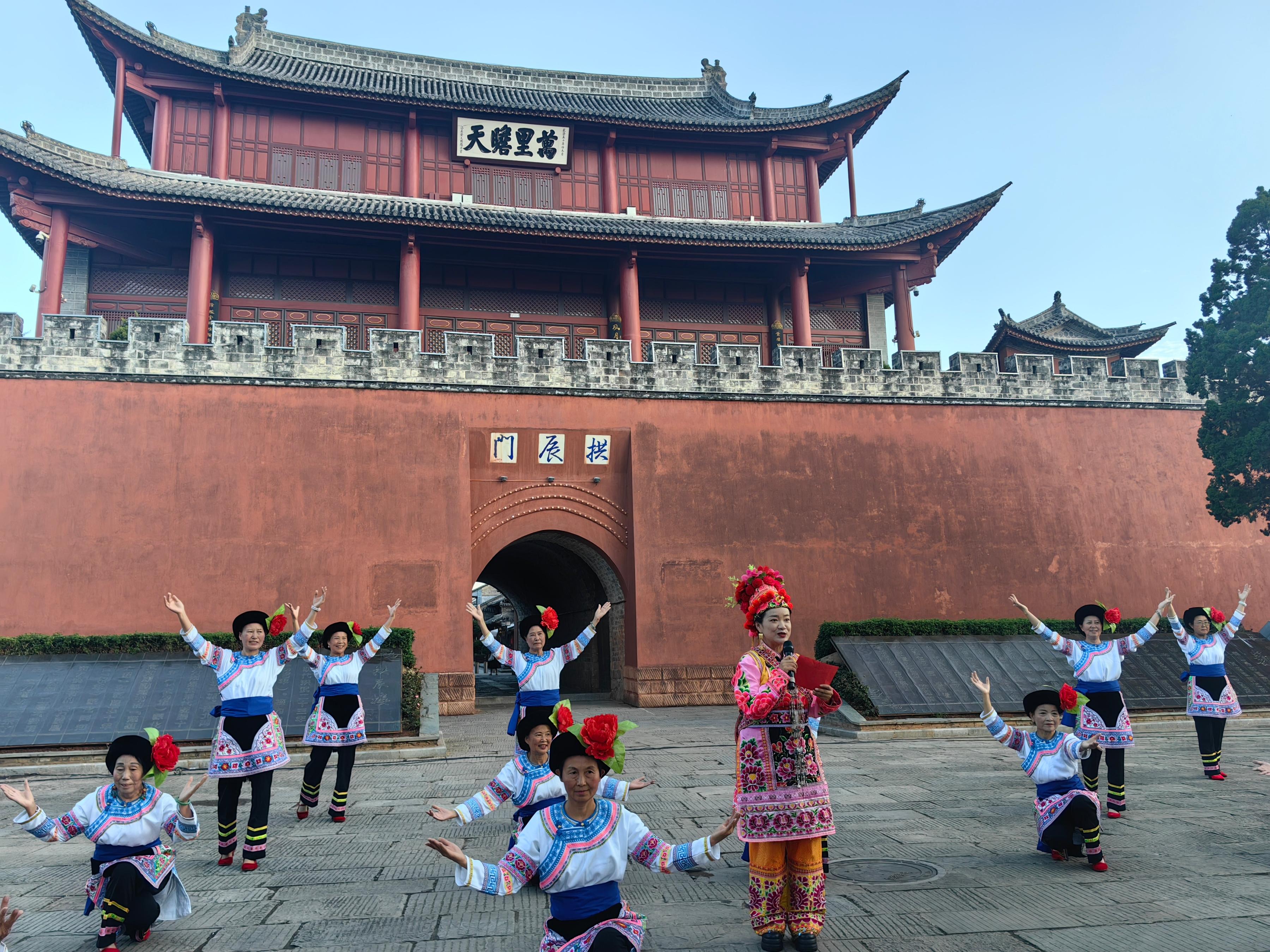 云南大理巍山舉辦普法宣傳活動(dòng)。人民網(wǎng)記者 孝金波攝