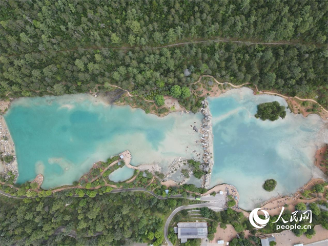 位于麗江市玉龍雪山東麓甲子村的藍(lán)月谷景區(qū)。 人民網(wǎng)記者 符皓攝