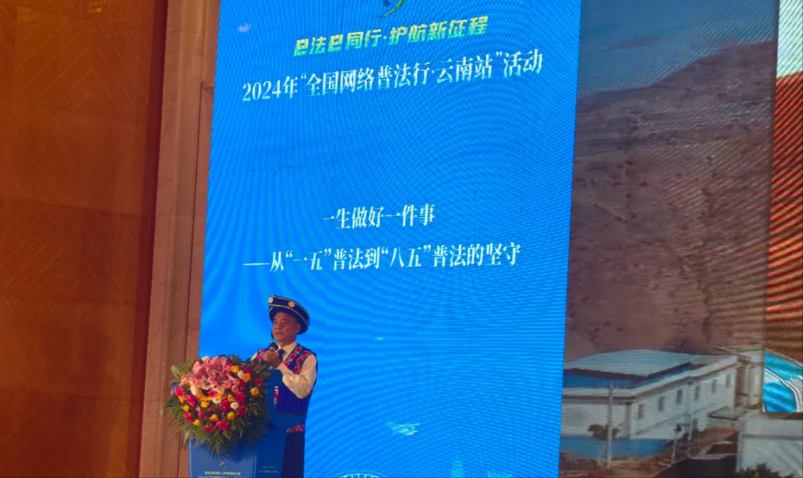 李學(xué)平分享普法的故事。人民網(wǎng)記者 孝金波攝