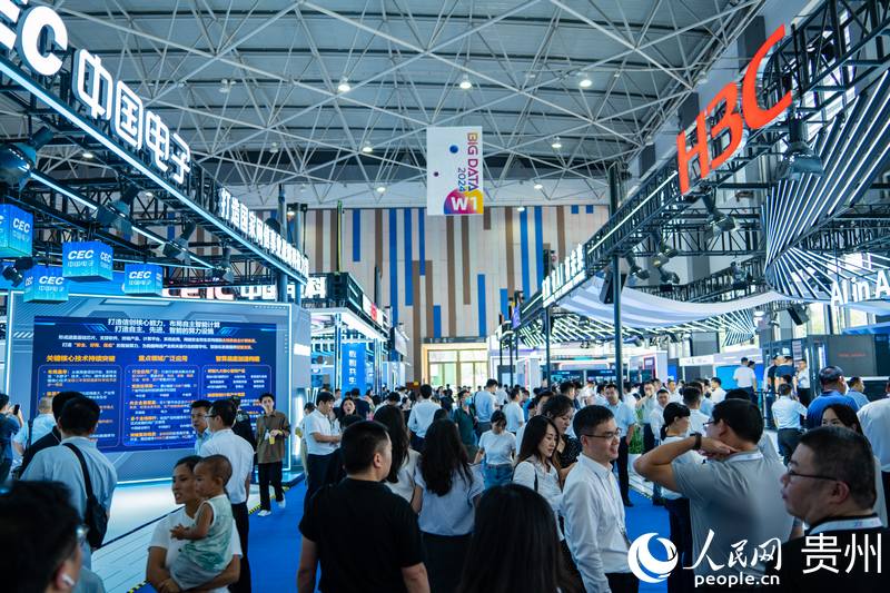 3、2024數(shù)博會共吸引400余家展商參展。人民網(wǎng) 陽茜攝.jpg