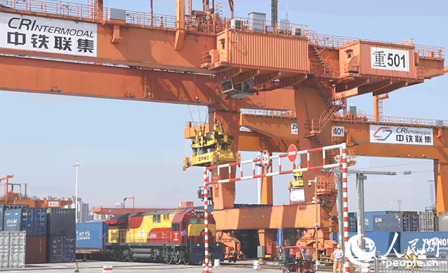 位于重慶國(guó)際物流樞紐園區(qū)的重慶鐵路集裝箱中心站。 人民網(wǎng)記者 劉祎攝