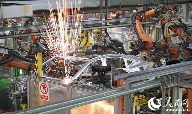 長(zhǎng)安汽車兩江工廠，機(jī)械臂正在工作。人民網(wǎng)記者 劉祎攝