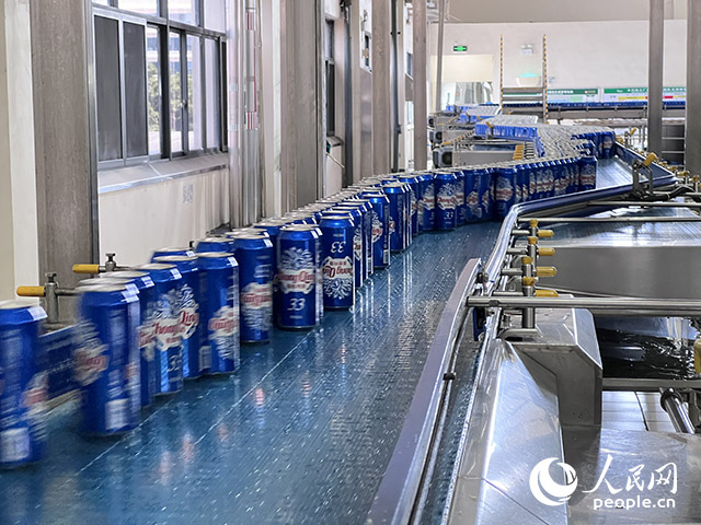 重慶啤酒包裝車間易拉罐生產(chǎn)線。人民網(wǎng)記者 胡虹攝