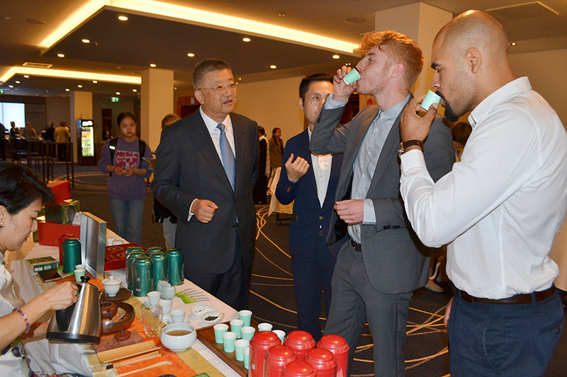 參會(huì)嘉賓品鑒貴州茶。貴州省互聯(lián)網(wǎng)信息辦公室供圖