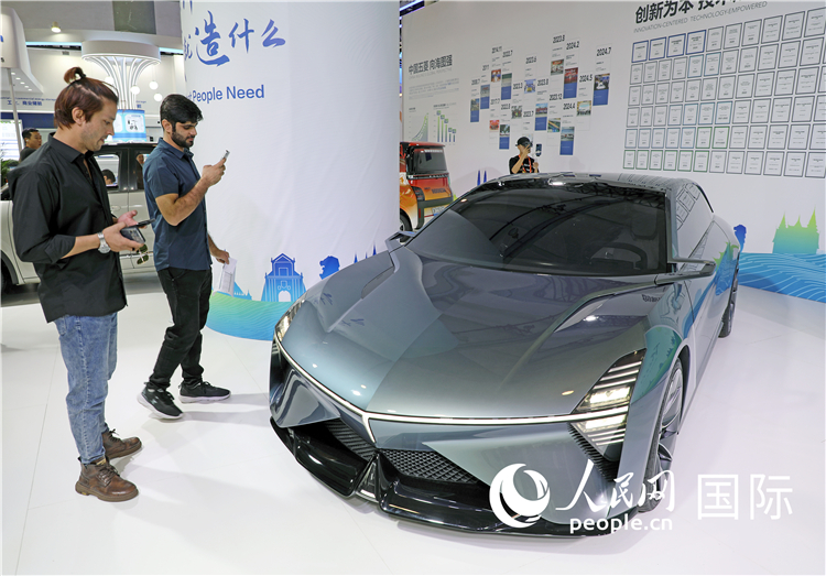 東博會上，上汽通用五菱展出的一款名為“東盟之光”的新能源概念車吸引參觀者駐足。人民網(wǎng)記者趙益普攝