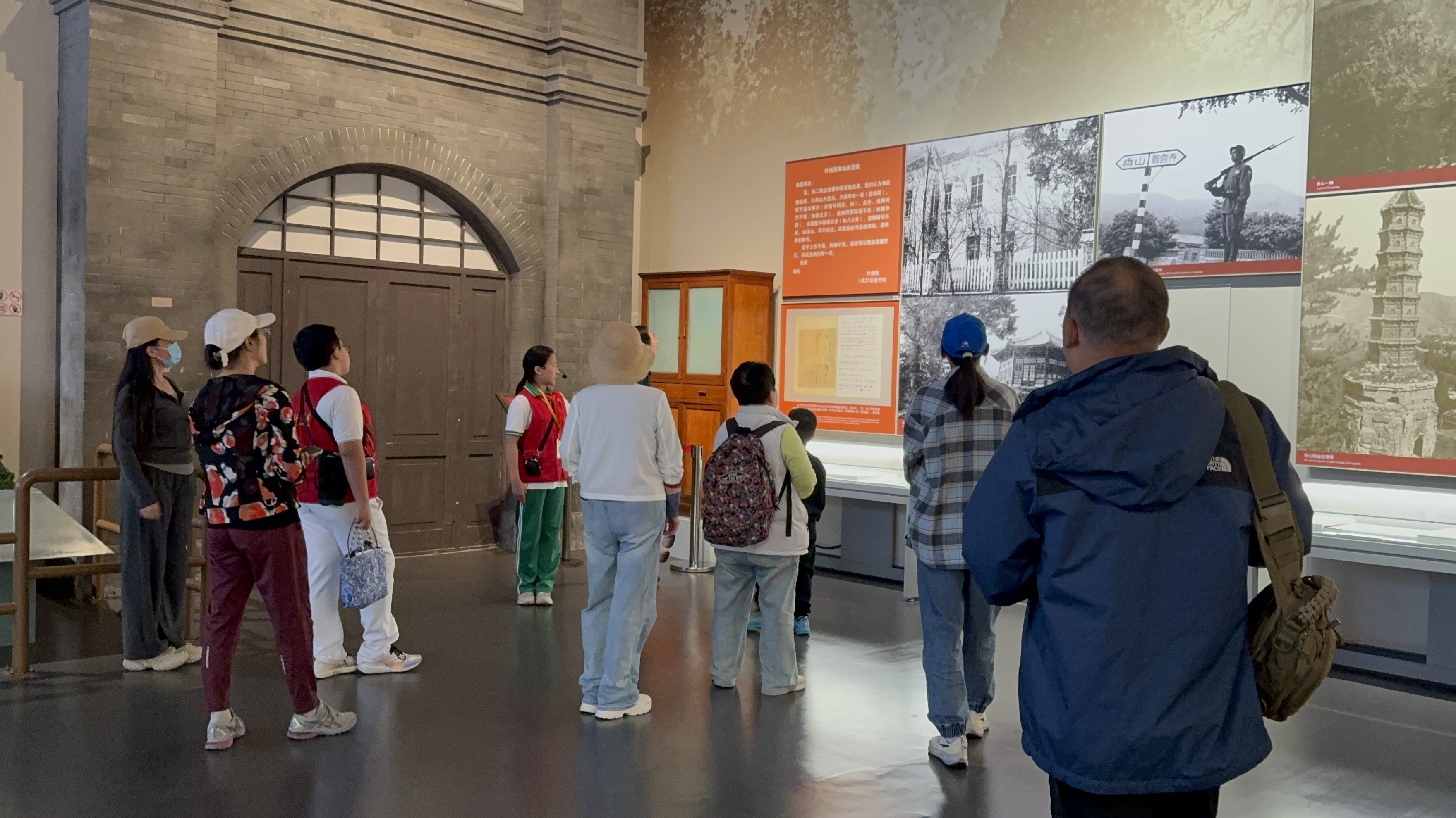 10月4日，北京香山革命紀念館內，一名“紅領巾志愿者”正在為參觀者講解。人民網記者 劉微攝