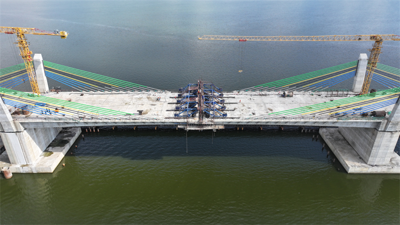 圖為馬古富力大橋合龍現(xiàn)場(chǎng)。中土東非公司供圖