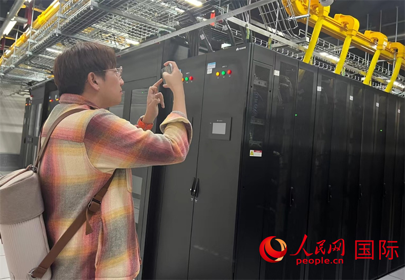 韓國(guó)博主樸大一參觀中國(guó)移動(dòng)新疆云計(jì)算和大數(shù)據(jù)中心機(jī)房。人民網(wǎng)記者曾書(shū)柔攝