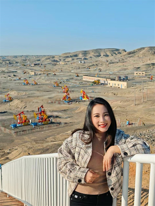 中泰文化推廣達(dá)人張愛(ài)玲參觀克拉瑪依百里油區(qū)。受訪者供圖