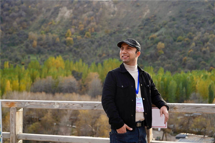 阿布德吾力參加“萬人說新疆”優(yōu)秀作者媒體行活動留影。受訪者供圖