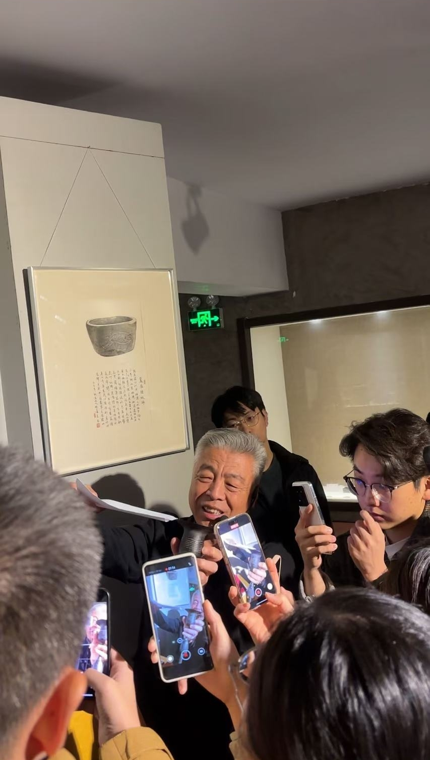 黑陶邢文化博物館館長(zhǎng)邢葆東展示兩張相疊的A4紙，向記者解釋此為杯口的厚度。