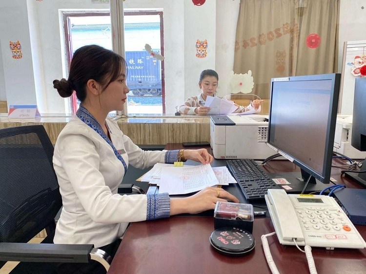 春節(jié)期間，中老鐵路員工堅守崗位，保障鐵路運行安全、暢通。李加勇攝