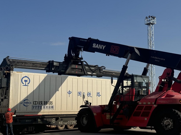 春節(jié)期間，起重機吊裝即將發(fā)運的冷鏈集裝箱。李加勇攝