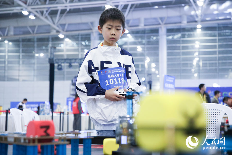 參加2025數(shù)字中國(guó)創(chuàng)新大賽青少年AI機(jī)器人賽道決賽的小選手。人民網(wǎng)記者 焦艷攝