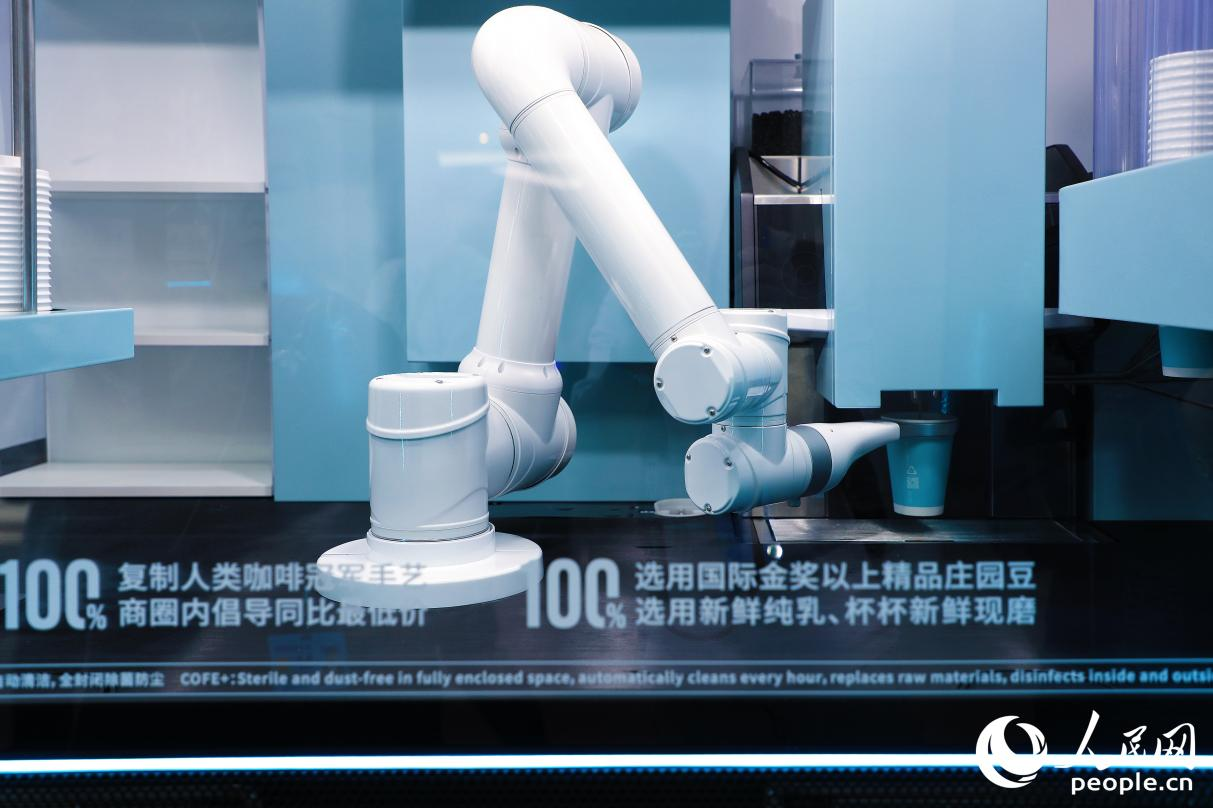 機(jī)器人現(xiàn)磨咖啡。人民網(wǎng) 李唯一攝