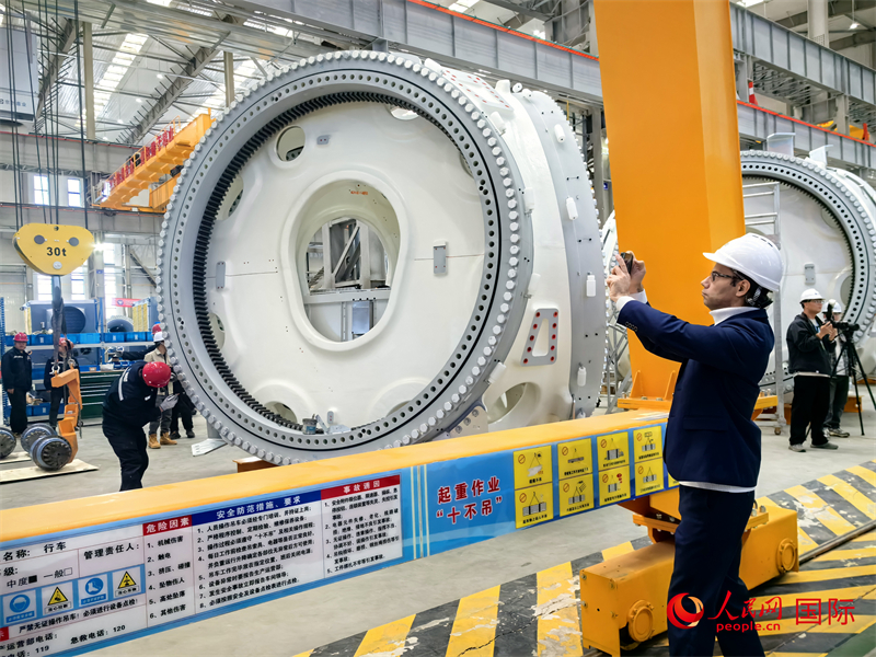 外媒記者參觀位于烏蘭察布察哈爾高新技術(shù)開發(fā)區(qū)的運(yùn)達(dá)風(fēng)電裝備制造廠房。人民網(wǎng) 楊春燕攝