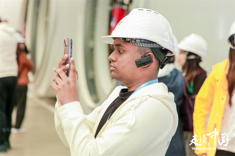 斐濟(jì)廣播公司記者尼基爾·庫馬爾（Nikhil Kumar）參觀運(yùn)達(dá)風(fēng)電裝備制造廠房。環(huán)球網(wǎng)供圖