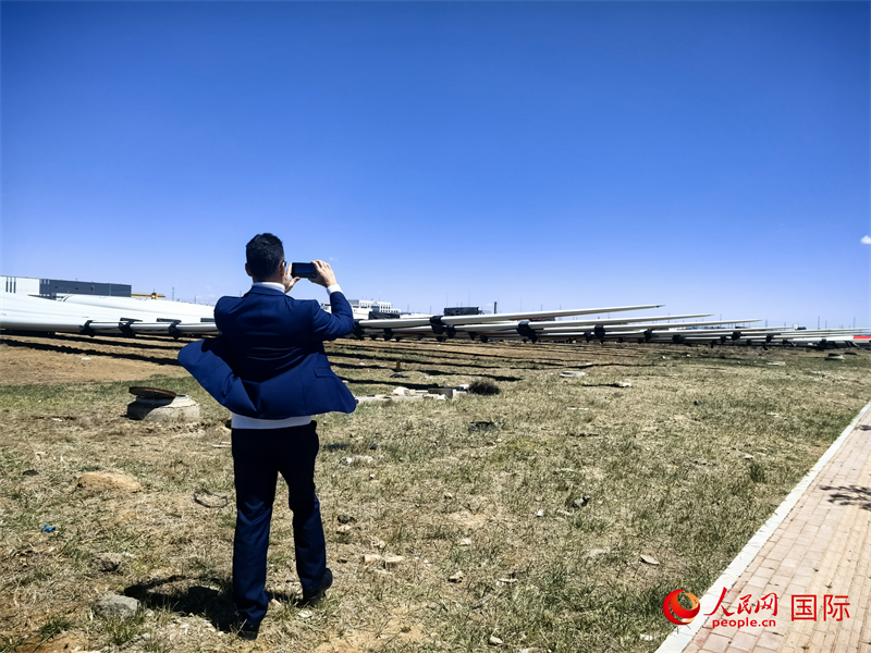 外媒記者拍攝廠房外的風(fēng)力渦輪發(fā)電機(jī)的巨型漿葉。人民網(wǎng) 楊春燕攝