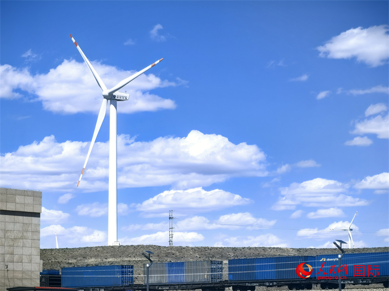 烏蘭察布烏蘭哈達(dá)火山附近的風(fēng)力渦輪發(fā)電機(jī)。人民網(wǎng) 楊春燕攝