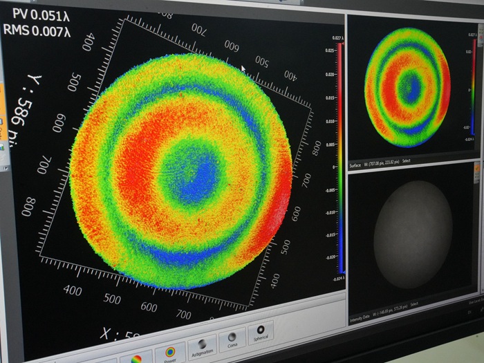 屏幕上清晰顯示著光學(xué)元器件的打磨程度。人民網(wǎng)記者 李洋攝