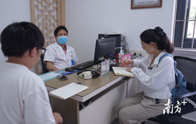 公共服務(wù)調(diào)研組在崖口村衛(wèi)生站調(diào)研。