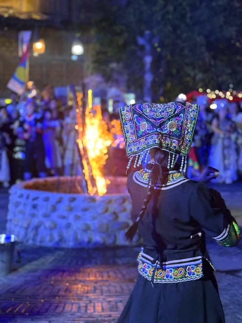 2025年7月，貴州烏江寨“萬(wàn)人打跳夜”現(xiàn)場(chǎng)。受訪者供圖