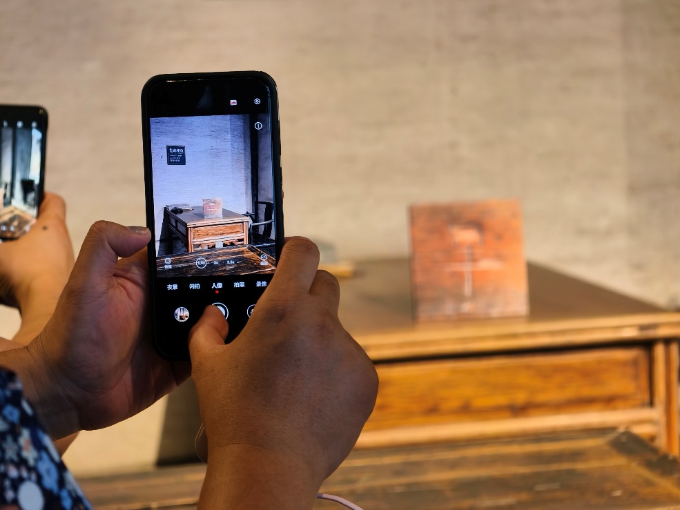 2025年7月15日，暑期研學(xué)團(tuán)小朋友在浙江省紹興市三味書(shū)屋拍攝魯迅讀書(shū)座位及課桌上的“早”字。受訪者供圖