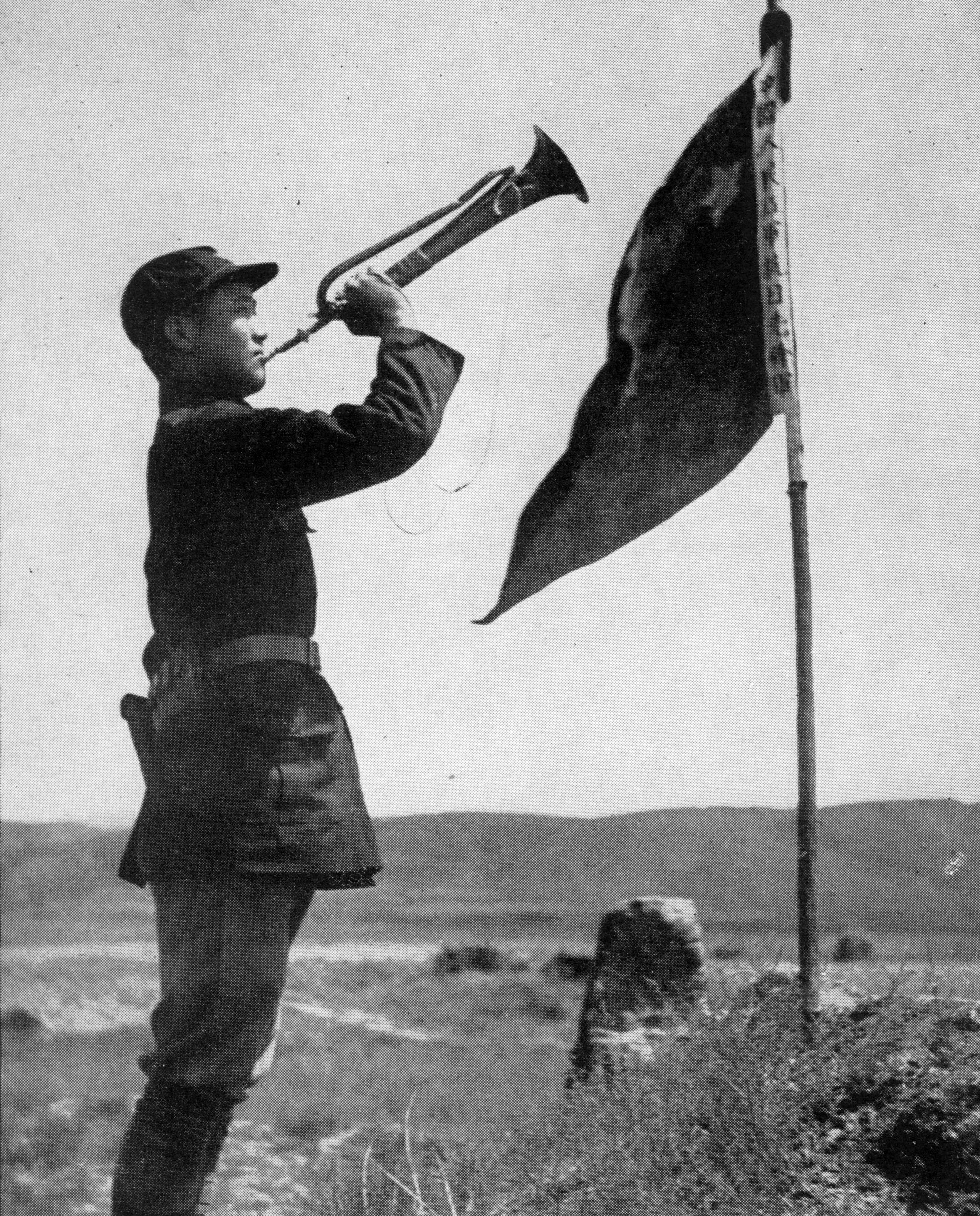 斯諾在預(yù)旺堡拍攝的紅軍司號員，他身邊的旗子上寫著“中國人民紅軍抗日先鋒隊(duì)”。