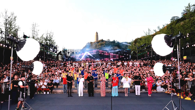 “寶塔山下唱民歌”活動現(xiàn)場盛況。加向前攝