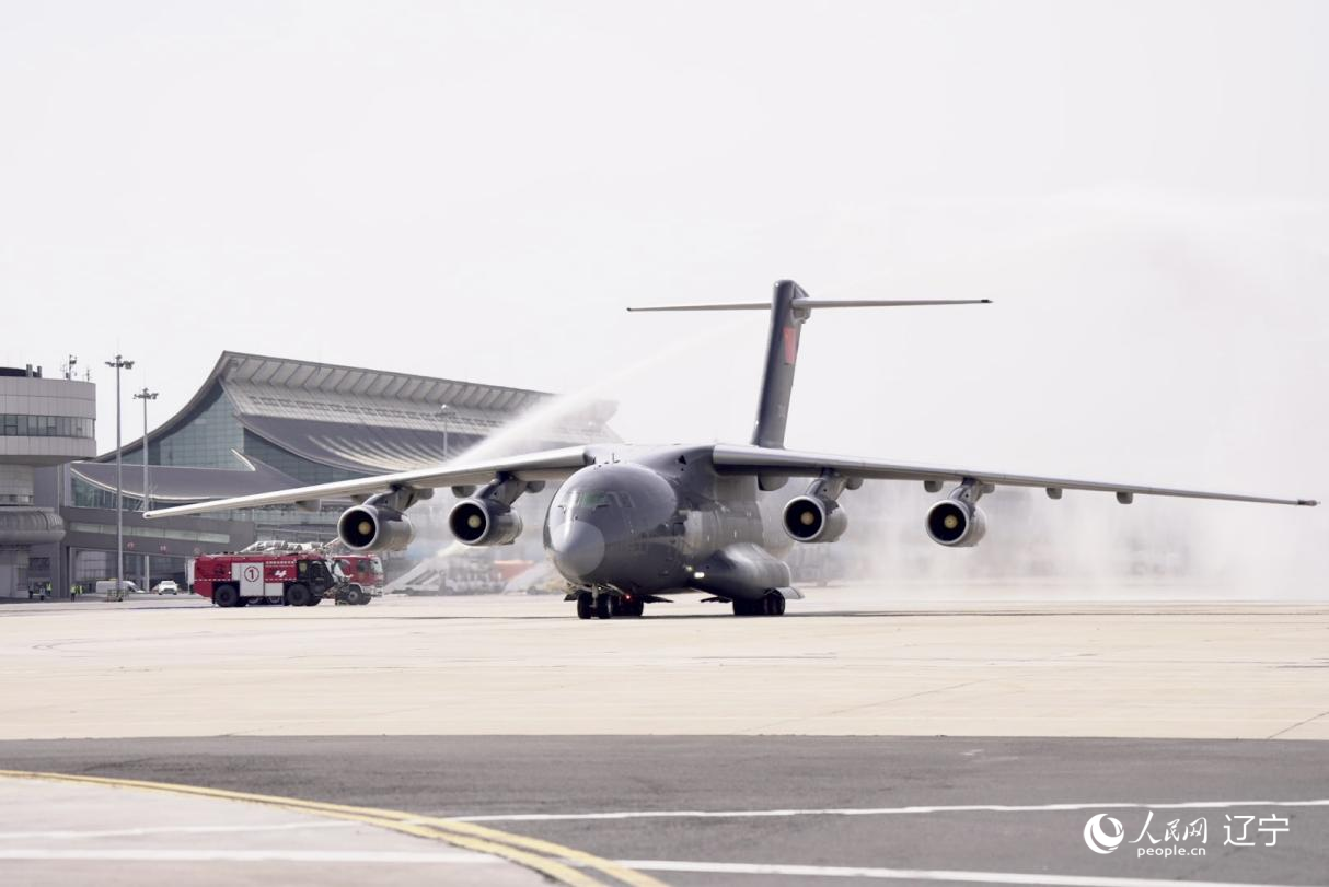 沈陽桃仙國際機場以“過水門”最高禮遇迎接英烈回家。人民網(wǎng)記者 邱宇哲攝