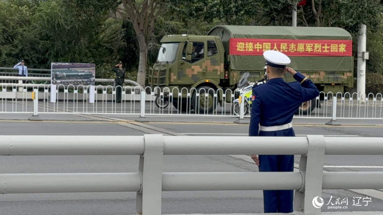 沈陽市渾河橋東側(cè)，擺放著東風(fēng)—5C導(dǎo)彈的受閱照片。人民網(wǎng)記者 湯龍攝