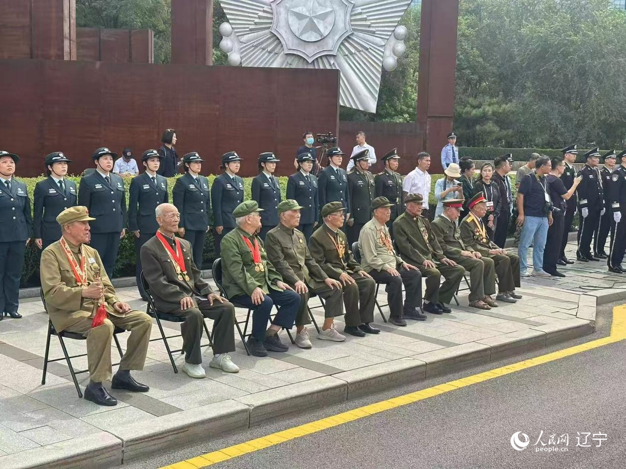 沈陽抗美援朝烈士陵園門前，志愿軍老戰(zhàn)士等候戰(zhàn)友的歸隊。人民網(wǎng)記者 周頌雪攝