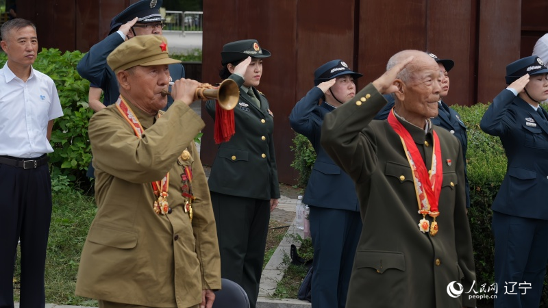 志愿軍老戰(zhàn)士南啟祥再次為戰(zhàn)友吹響了沖鋒號。人民網(wǎng)記者 周頌雪攝