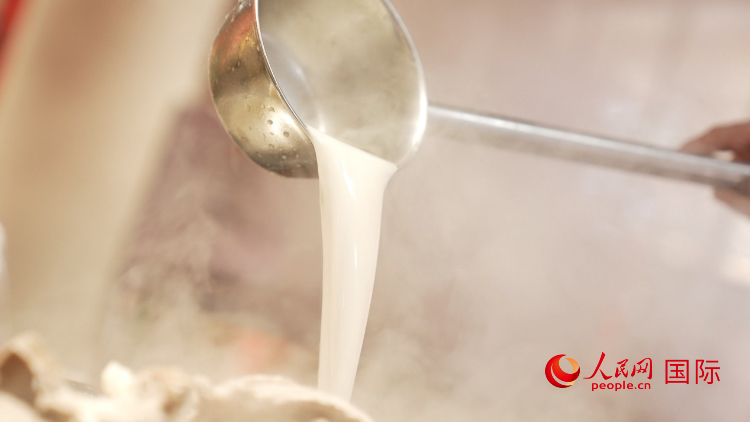 熬制中的徐州羊湯。人民網記者 蘇纓翔攝