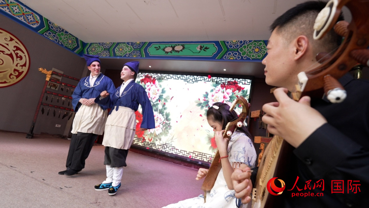 人民網外籍專家湖長明體驗柳琴戲。人民網記者 蘇纓翔攝