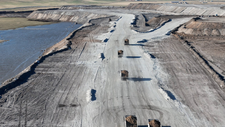 徐工無人電動礦卡行駛在內蒙古華能伊敏露天礦區(qū)。受訪對象供圖