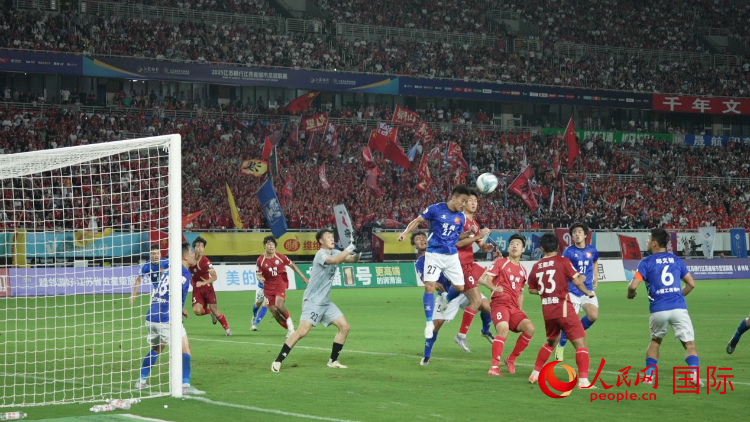 “蘇超”比賽現(xiàn)場。人民網記者 余樂攝