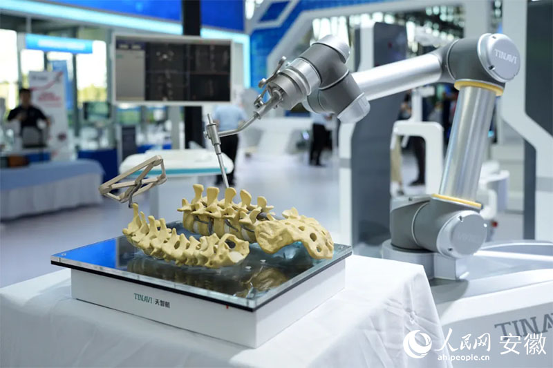2024世界制造業(yè)大會(huì)上展出的骨科手術(shù)機(jī)器人。人民網(wǎng)記者 王銳攝