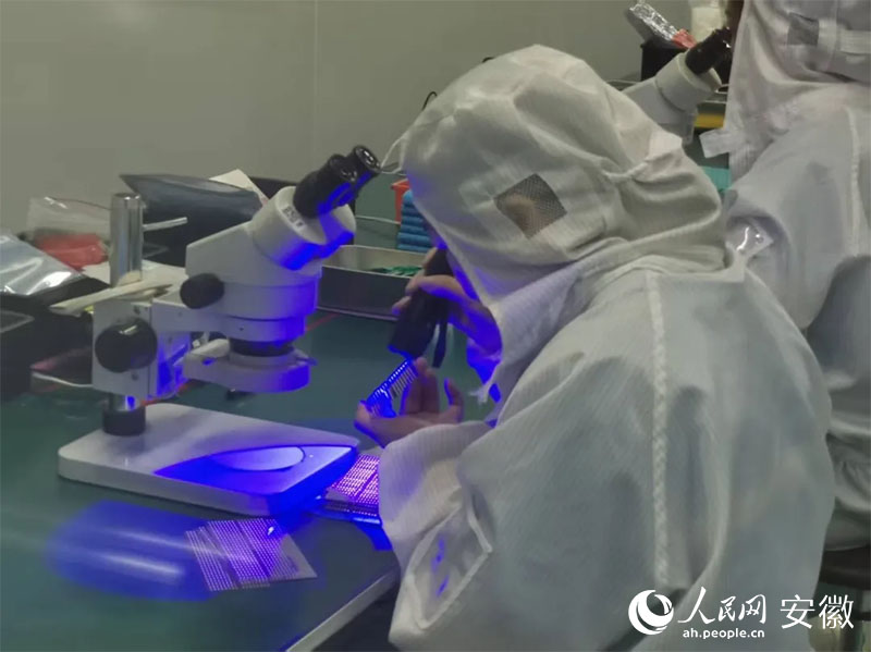 金張科技帶動(dòng)下，超100家功能膜新材料企業(yè)在太湖縣集聚。人民網(wǎng)記者 胡雨松攝