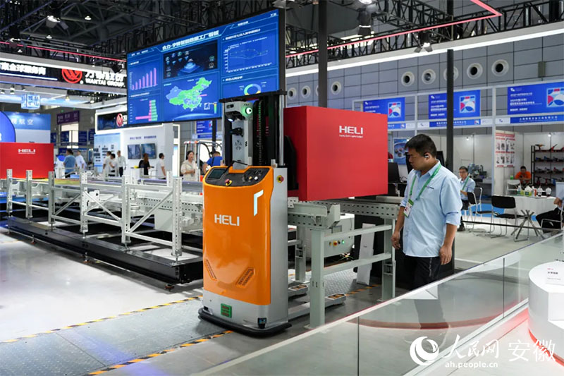 2024世界制造業(yè)大會(huì)上，合力將智能數(shù)據(jù)工廠系統(tǒng)帶進(jìn)展會(huì)。人民網(wǎng)記者 王銳攝