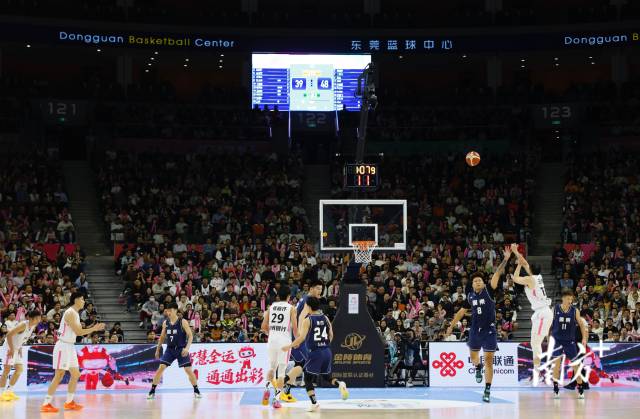 11月12日，十五運會男籃成年組決賽，現(xiàn)場有序而熱烈。張由瓊 攝