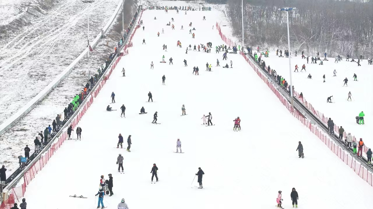 沈陽怪坡國際滑雪場迎來眾多滑雪愛好者。人民網記者 孝媛攝