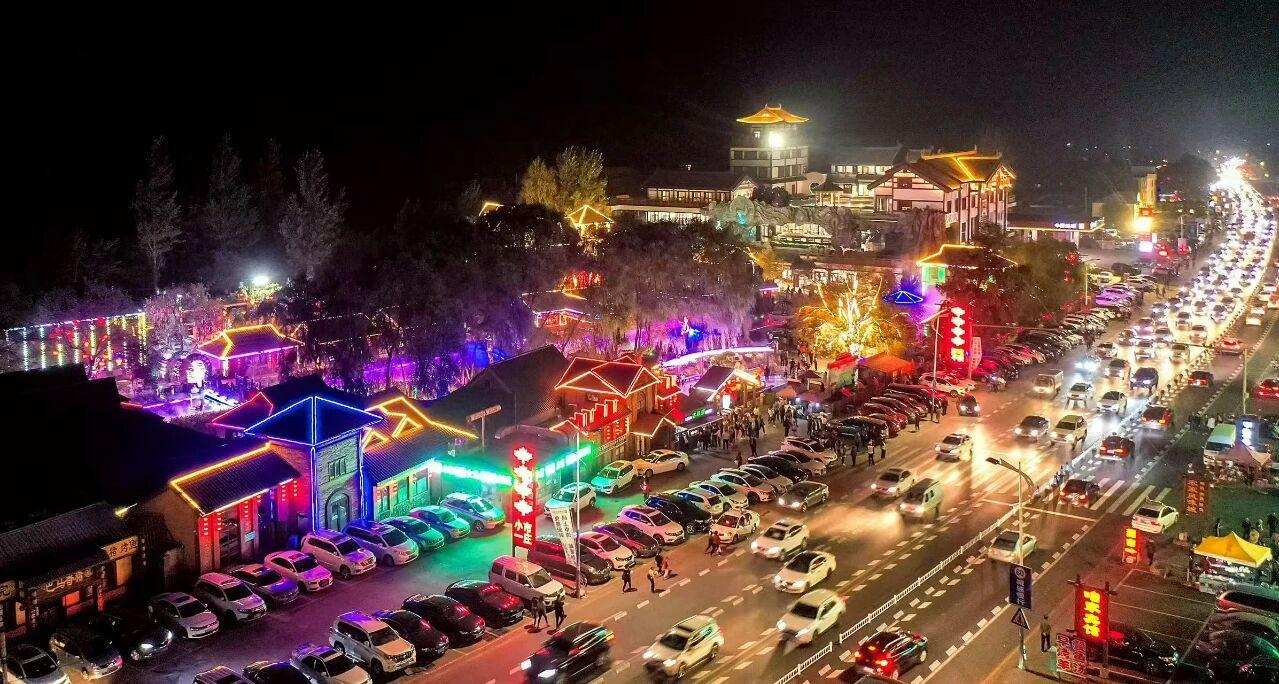 “小市一莊”夜景。受訪者供圖